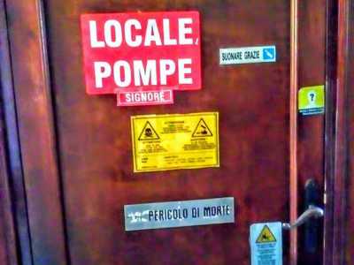 La porta d'accesso alla camera del ragazzo, colma di indicazioni rubate